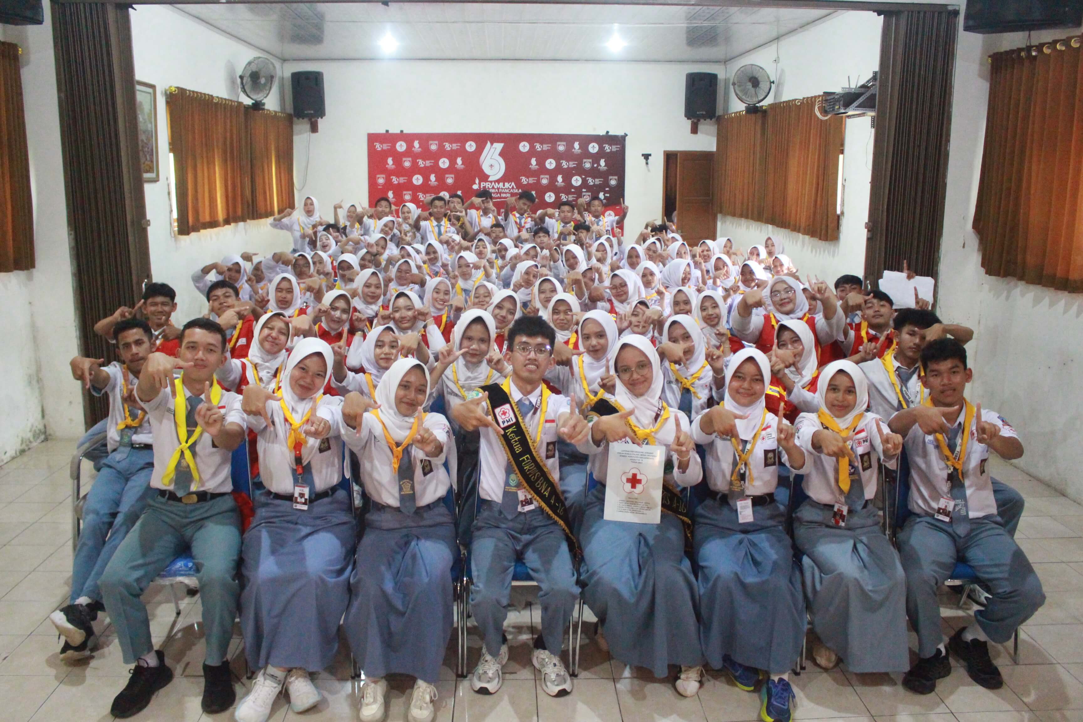 Relawan FORPIS Banjarnegara sedang melakukan aksi kemanusiaan